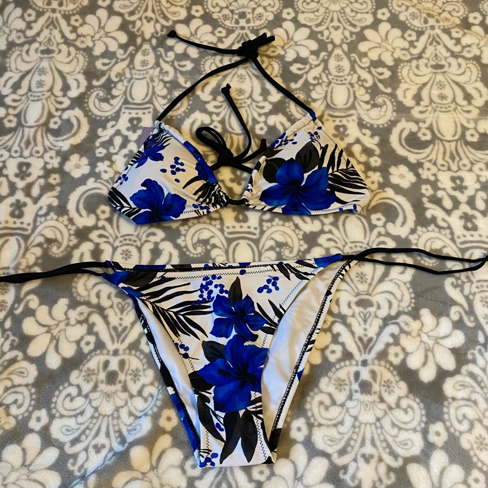 Blue & white flower printed bikini.